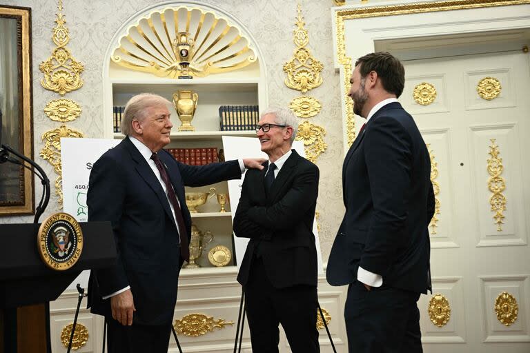 El presidente de Estados Unidos, Donald Trump, el vicepresidente JD Vance y el CEO de Apple, Tim Cook, en la Casa Blanca en Washington, DC, el 6 de agosto de 2025