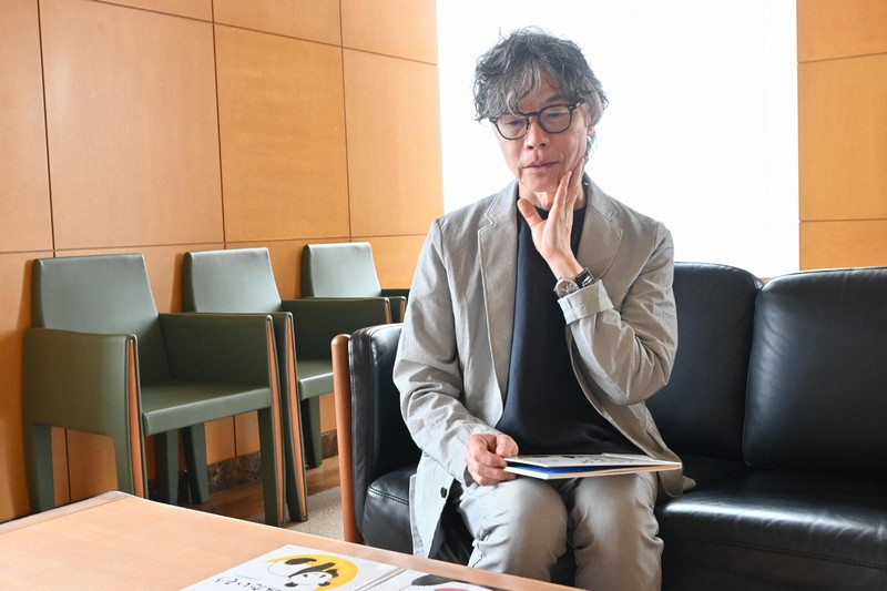 新しい絵本も制作中のいりやまさとしさん。「子どもが嫌がることを楽しめるようになる絵本を」と考えている＝東京都文京区の講談社で2025年6月6日午後4時10分、御園生枝里撮影