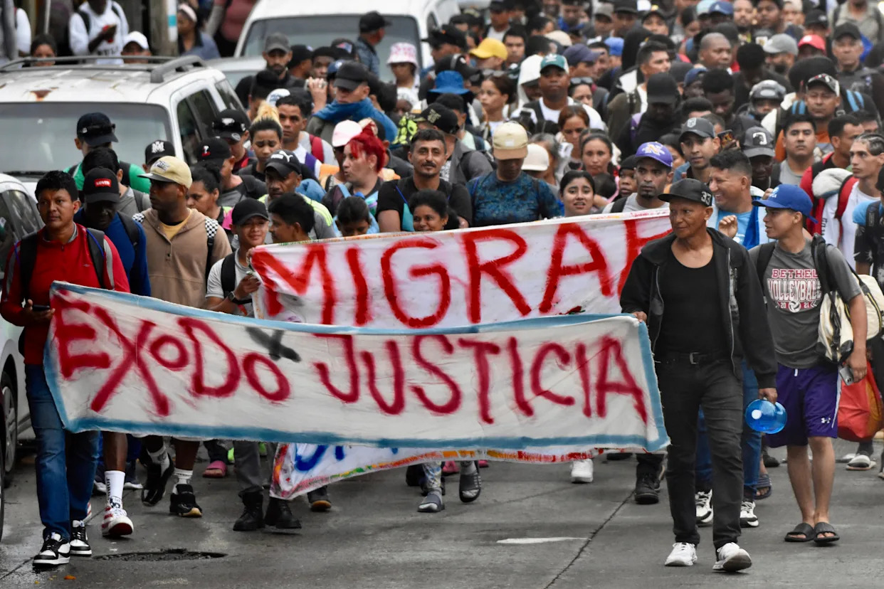 About 300 migrants start walk north from southern Mexico. Their goal is not the US border