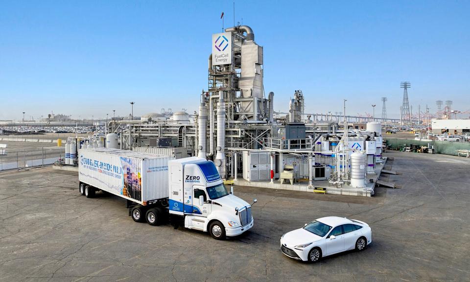both class 8 trucks and mirai hydrogen cars fuel up at long beach