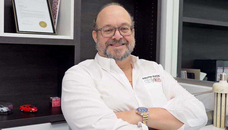 Mario J. Benedetti, de 61 años, empresario venezolano-estadounidense, opera varios concesionarios de automóviles en el sur de Florida, incluido South Dade Kia. En medio de la creciente incertidumbre para los migrantes bajo la administración Trump, Benedetti está trabajando para apoyar a sus empleados venezolanos con TPS y solicitudes de asilo pendientes.
