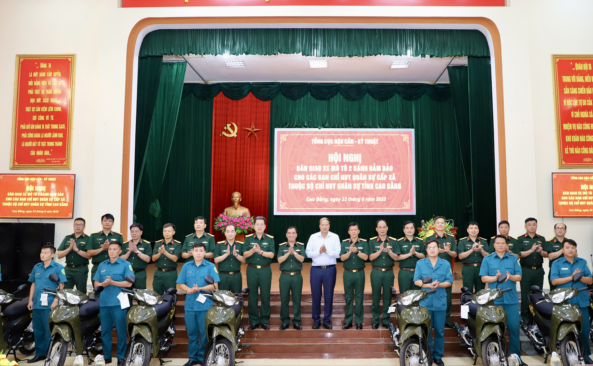 Trang bị xe mô tô 2 bánh cho các Ban Chỉ huy quân sự cấp xã