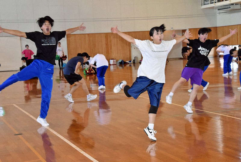 全国大会に向けて熱のこもった練習を続ける青豊高ダンス部員たち＝福岡県豊前市の市多目的文化交流センターで2025年7月30日午前9時59分、出来祥寿撮影