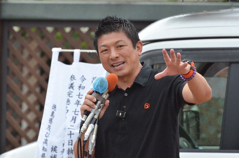参院選で応援演説する参政党の神谷宗幣代表＝高知市で2025年7月14日午前10時22分、小林理撮影