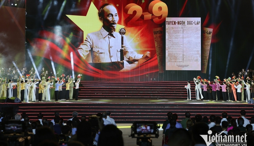 'Dưới cờ vinh quang' - trường ca nghệ thuật tôn vinh Quân đội nhân dân Việt Nam