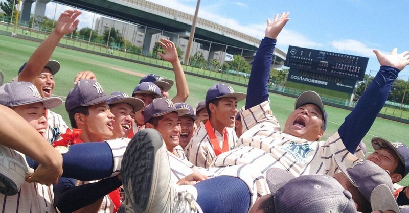 優勝を決め、選手たちに胴上げされて喜ぶ東大阪大柏原の土井健大監督＝大阪市住之江区で2025年7月27日午後3時44分、長岡健太郎撮影