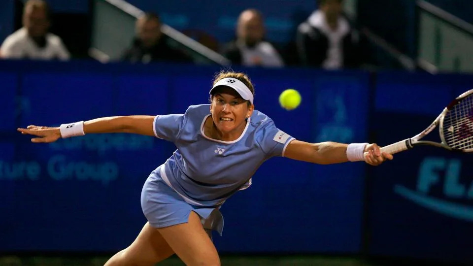 Seles devuelve un golpe a Martina Navratilova durante su partido de demostración en el torneo de tenis BCR Open de Rumania en Bucarest el 16 de septiembre de 2007. - <em>Mihai Barbu/Reuters</em>