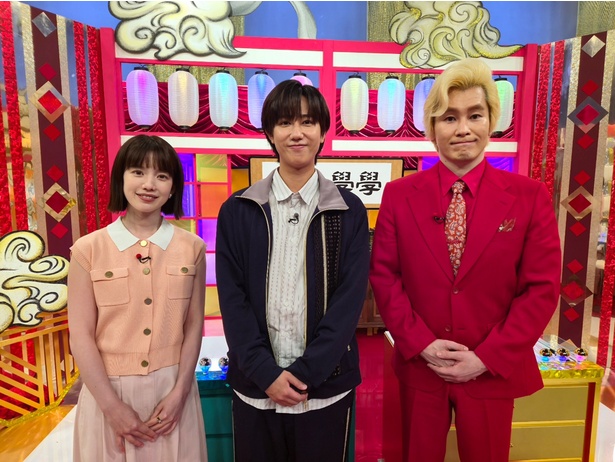 Snow Man阿部亮平、令和の英才教育の現場に潜入「阿部ちゃん、やって！」子供たちから後方回転のおねだりも＜アベレーザーの見見学学＞