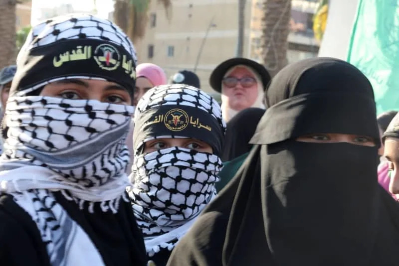 Palestinian groups begin handing over arms to Lebanese military