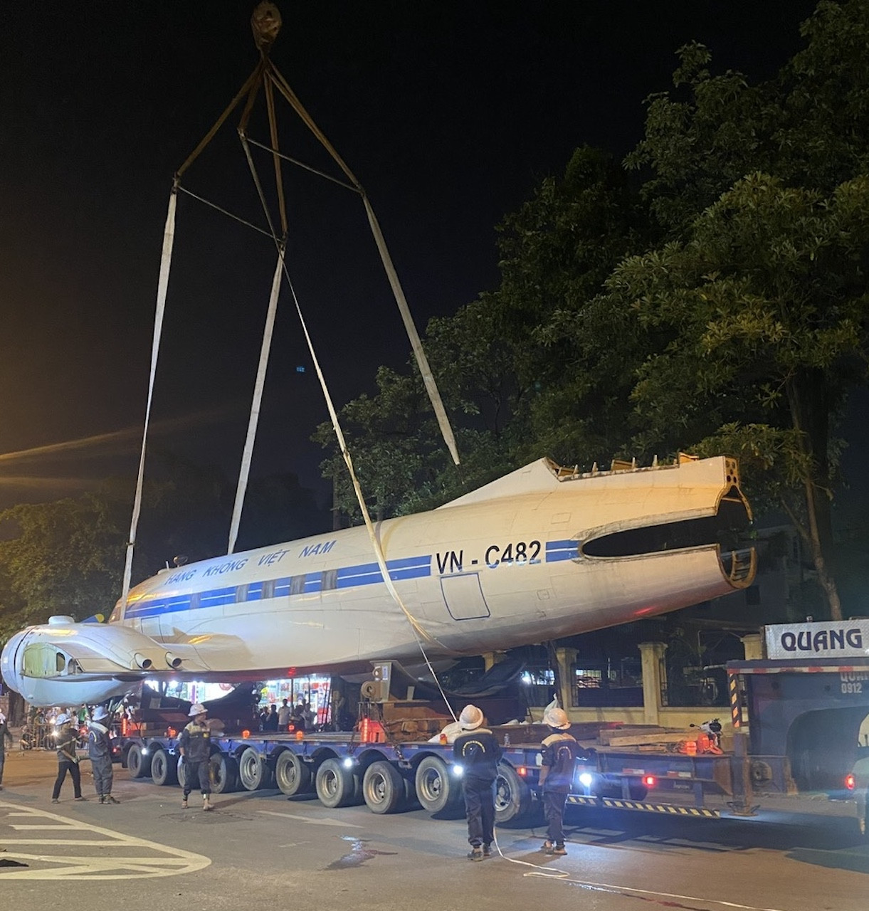 Xuyên đêm đưa chuyên cơ từng chở Bác Hồ sang Triển lãm quốc gia