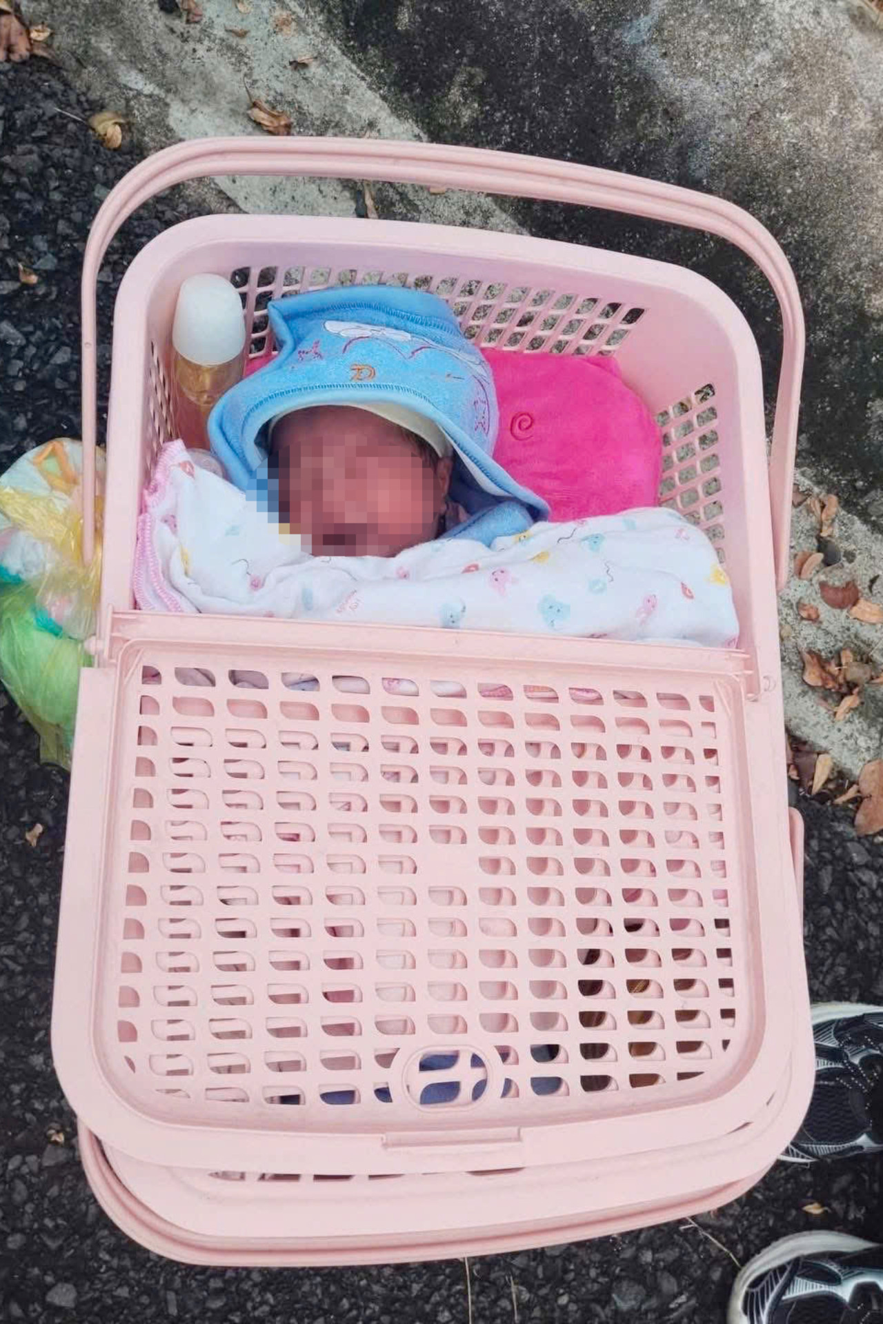 Bé sơ sinh bị bỏ rơi trước công ty, chính quyền mong người mẹ suy nghĩ lại