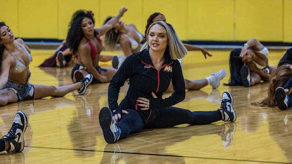 Chelsea Varsaci, abogada y bailarina del Miami Heat, dirige un calentamiento durante un taller de audición en el Kaseya Center de Miami el jueves 24 de julio de 2025.