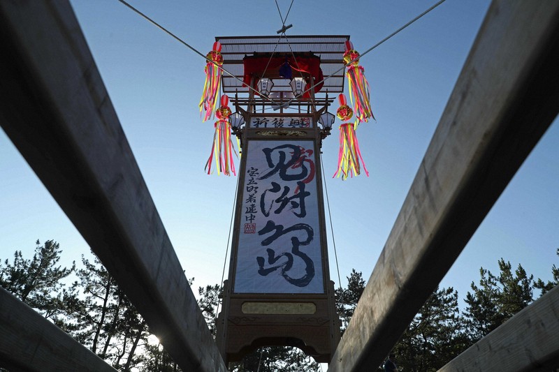 祭り前日の早朝、キリコが2年ぶりに立ち上がった＝石川県珠洲市で2025年8月1日午前6時28分、岩本一希撮影
