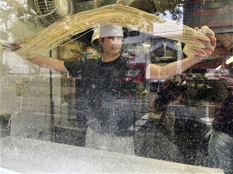 注文を受けてから冷やし中華の麺を手打ちする中華料理店「馬賊」の従業員=東京都荒川区で2025年8月14日午後1時35分、隈元悠太撮影