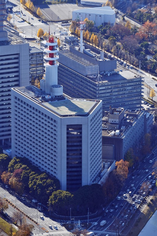 警視庁本部＝東京都千代田区で2023年12月13日午後1時39分、本社ヘリから三浦研吾撮影