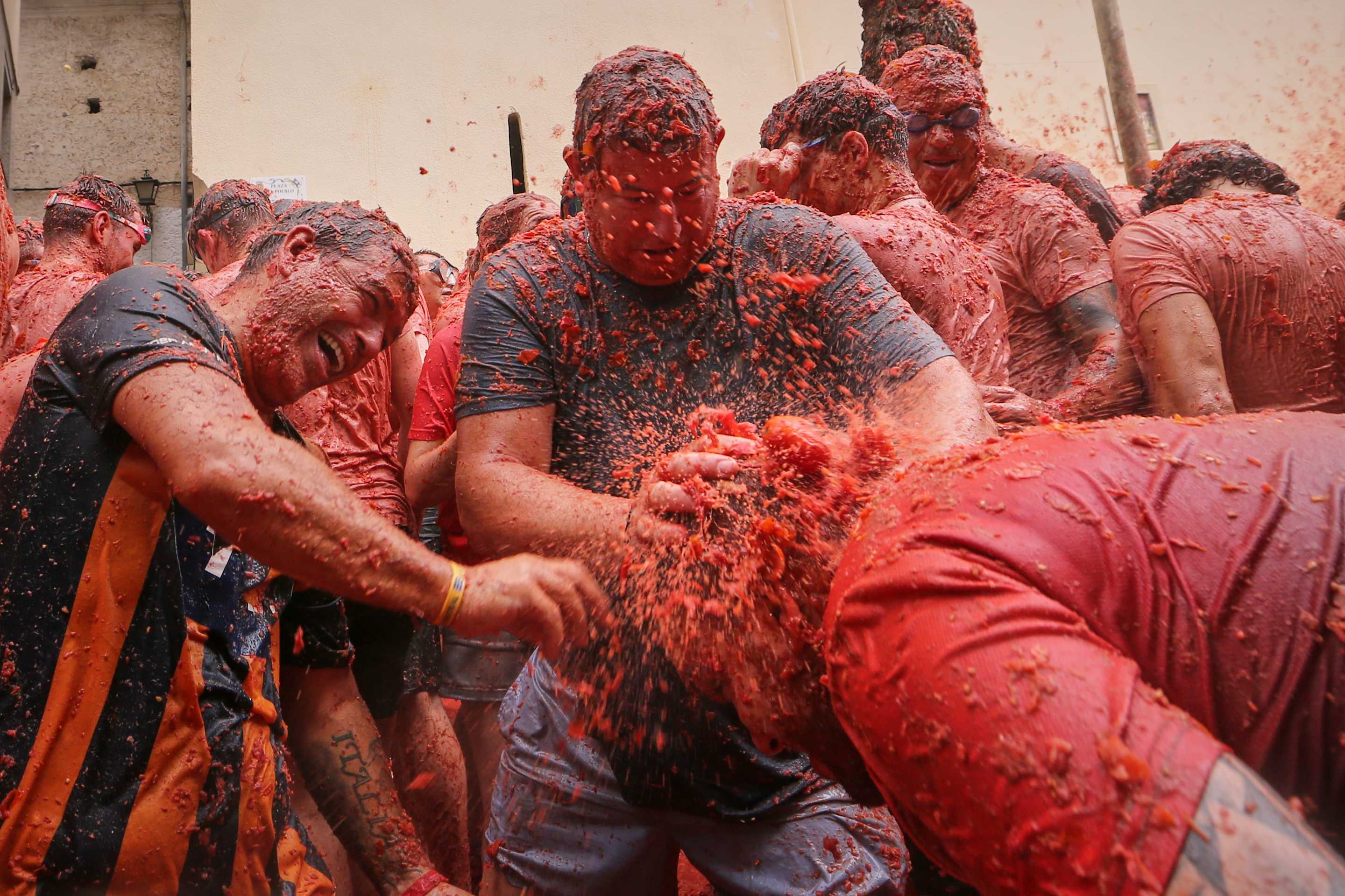 Los participantes se lanzan tomates durante la Tomatina, una fiesta anual de lucha de tomates, en el pueblo de Buñol, cerca de Valencia, España, el miércoles 27 de agosto de 2025. (Foto AP/Alberto Saiz)