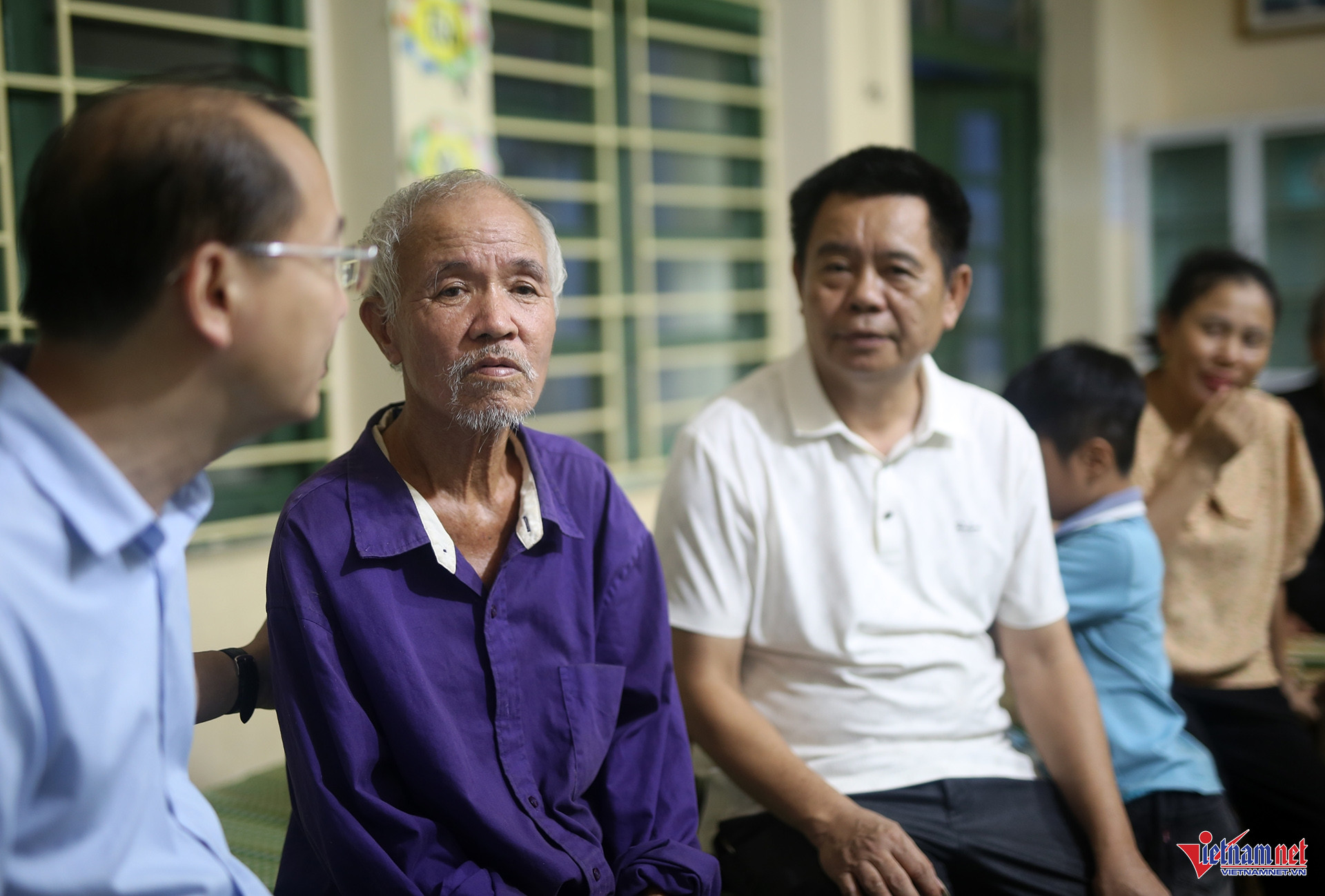 Trĩu lòng nơi sơ tán: Đêm không ngủ của người dân vùng tâm bão số 5