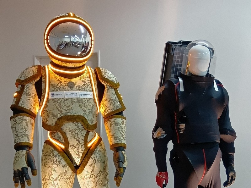 西陣織の技法を取り入れ、開発が進められている宇宙服の試作品＝京都市左京区の京都大で2025年8月7日、田中韻撮影