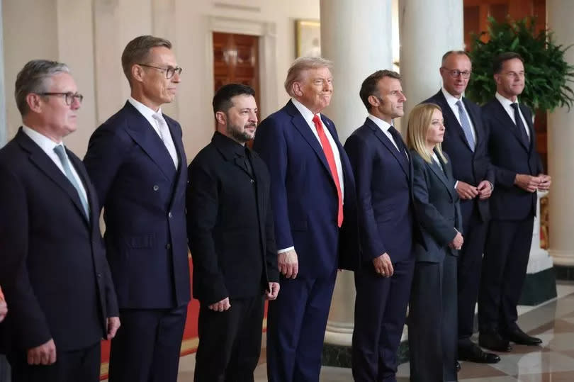 El presidente de Estados Unidos, Donald Trump, y el presidente ucraniano, Volodymyr Zelensky, posan para una foto con líderes europeos.