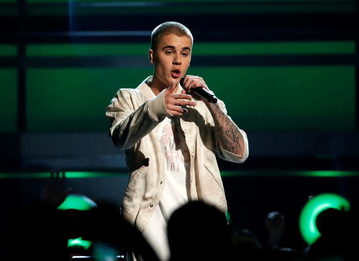 Justin Bieber impersonator dupes Las Vegas nightclub, sings on stage