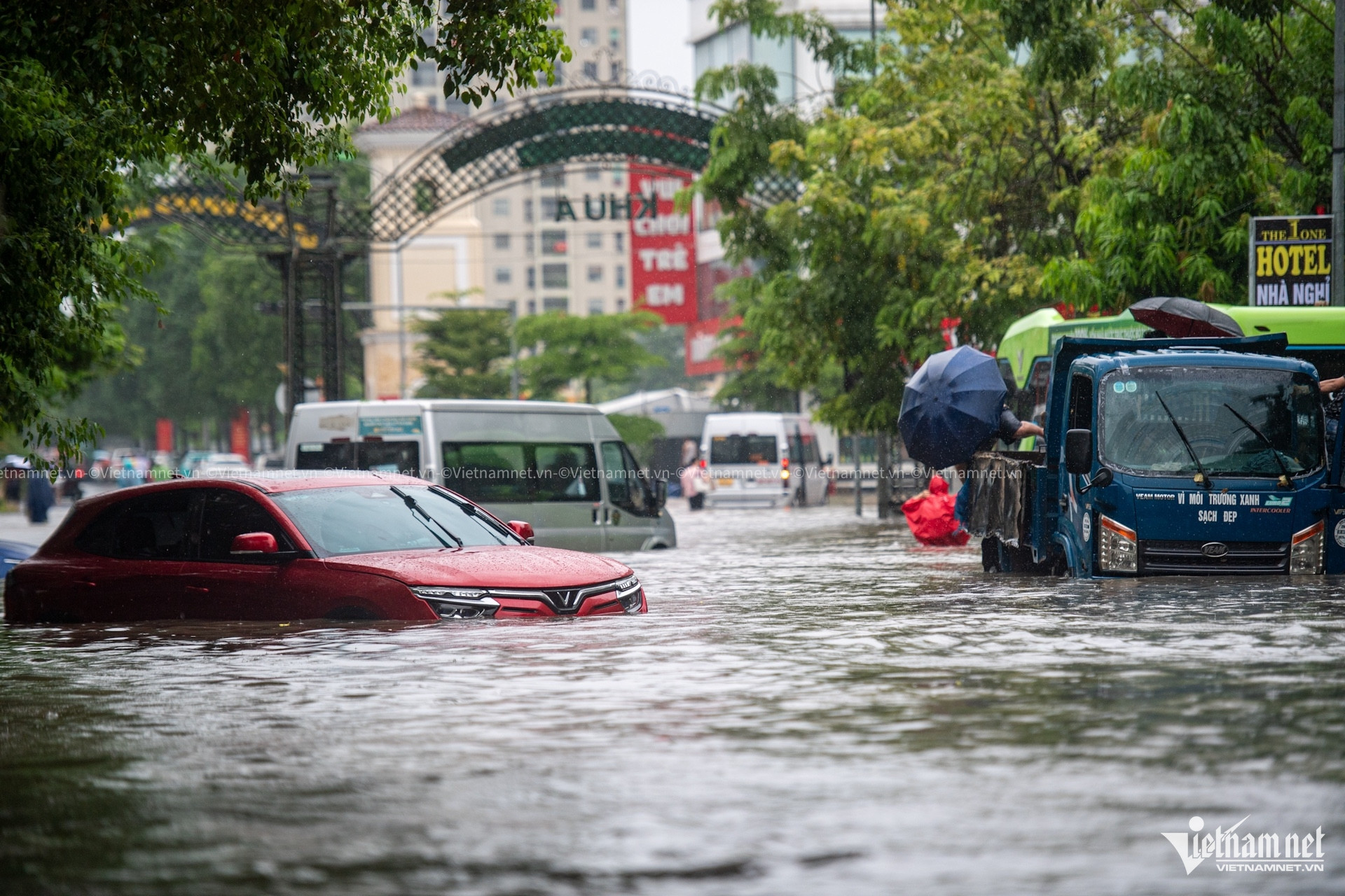 Thuê thuyền vượt ngập đi làm, nữ nhân viên ở Hà Nội: 'Phải chấm công bằng mọi giá'