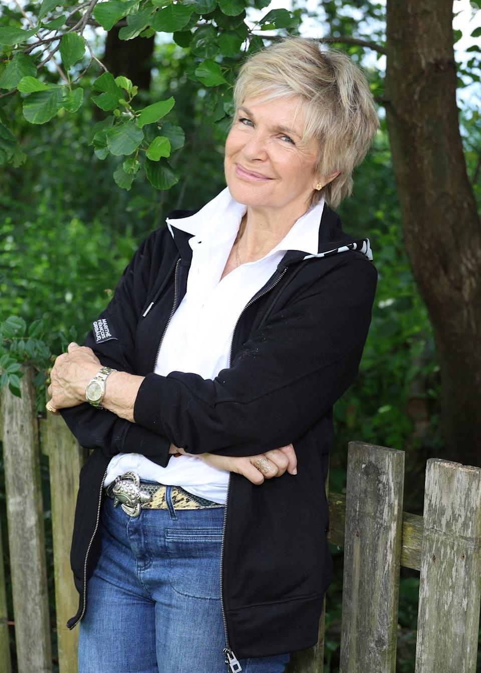 Des années après, elle n'en revient toujours pas... Véronique Jannot (Camping paradis) évoque cet ex-compagnon qui l'a traitée comme une vraie princesse