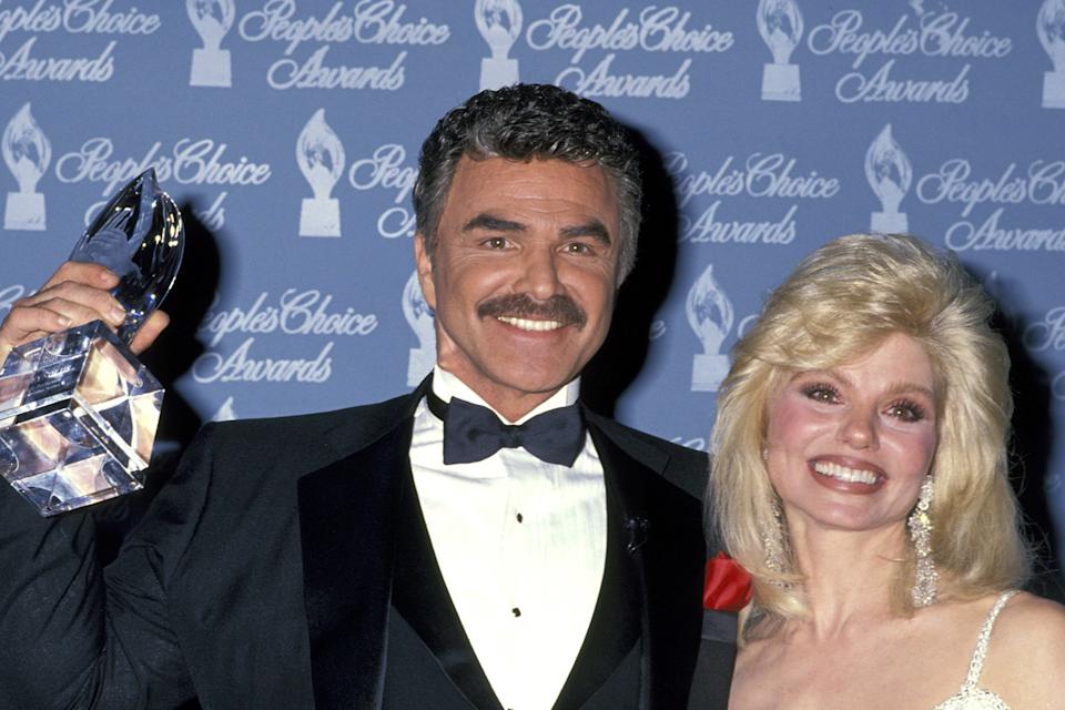 Burt Reynolds y Loni Anderson durante los 17th Annual People's Choice Awards en los Estudios Paramount de Hollywood, California, Estados Unidos. (Foto de Ron Galella/WireImage)