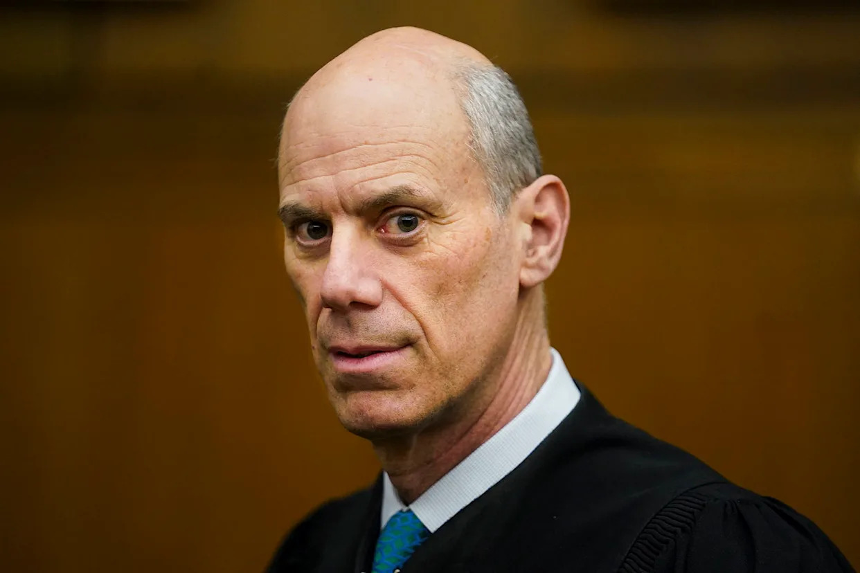 Appeals court blocks contempt proceedings against Trump officials over deportations