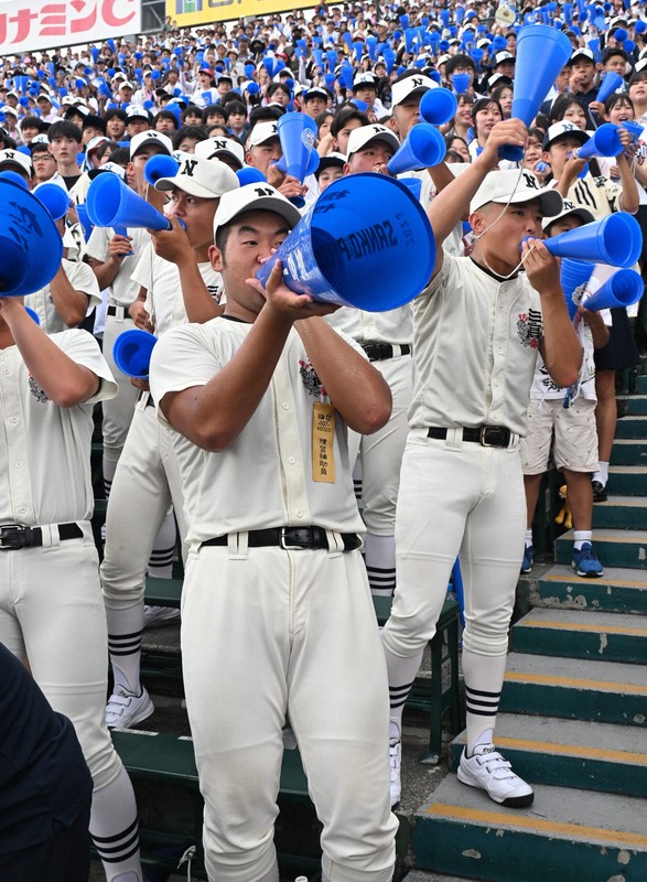 伝統の「デカメガホン」を手に声援を送る山端大輝さん（中央）＝兵庫県西宮市の阪神甲子園球場で2025年8月23日午前10時14分、栗林創造撮影