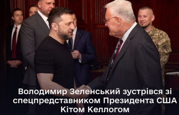 Video ông Trump chào đón, khen ngợi trang phục của ông Zelensky khi tới Nhà Trắng