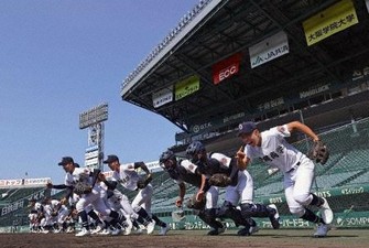 甲子園練習が始まり、グラウンドに駆け出す沖縄尚学ナイン＝甲子園で