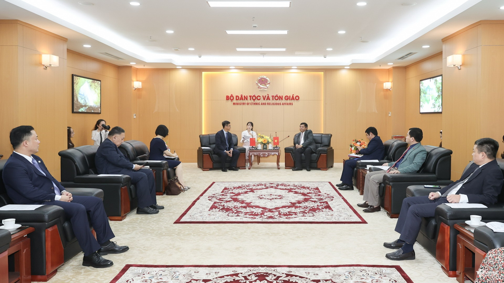 Thứ trưởng Y Thông tiếp xã giao đoàn Ủy ban Dân tộc Nhà nước Trung Quốc