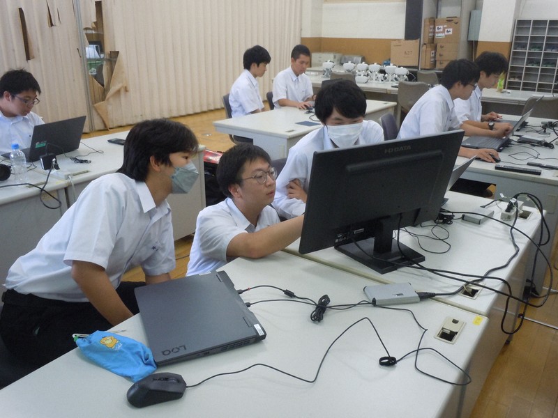 紙芝居の翻訳作業に取り組むメカトロニクス研究同好会のメンバー=大阪市都島区の府立都島工業高で2025年6月26日午後5時5分、中川博史撮影