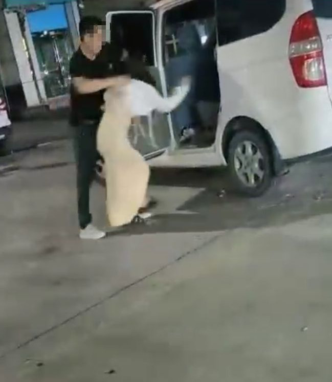 Bố đánh con gái dã man giữa phố, ép lên xe vì không chịu về nhà