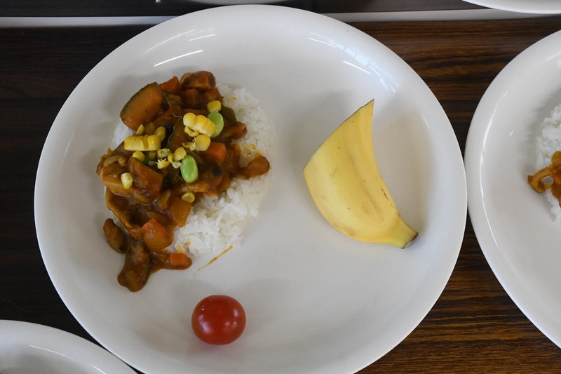 こども朝食堂で提供された夏野菜チキンカレー＝大阪府泉佐野市で2025年7月1日午前7時31分、中村宰和撮影