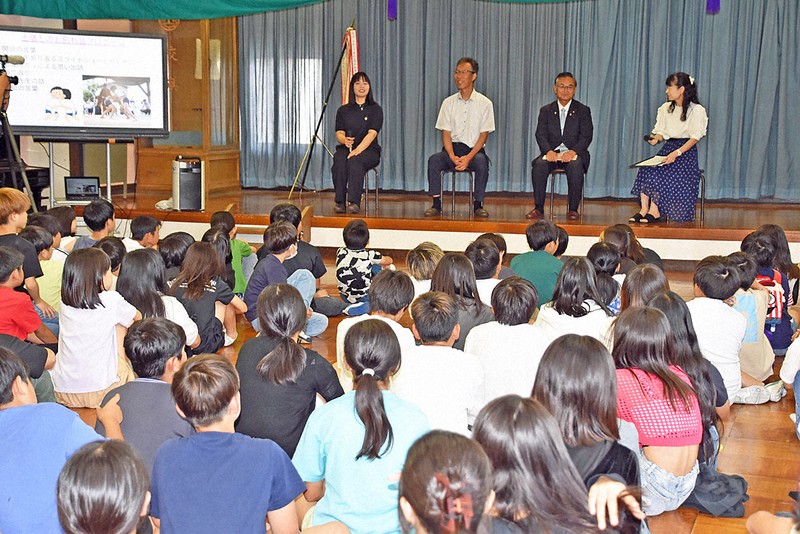 伊田小の土俵のお別れ式で、前列に並んだ卒業生の思い出話に耳を傾ける児童たち=福岡県田川市で2025年7月15日午前11時2分、出来祥寿撮影