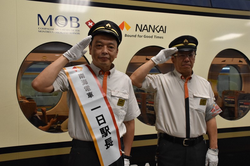 南海難波駅の一日駅長に委嘱され、特急ラピートの前で記念撮影する中川家の礼二さん=大阪市中央区で2025年8月6日午前9時26分、小坂春乃撮影