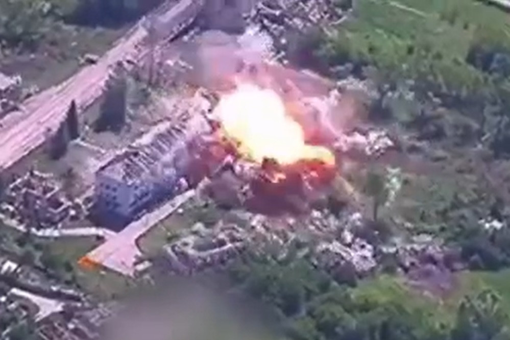 Video quân đội Nga dội bom vào cứ điểm Ukraine ở Kharkiv và Donetsk