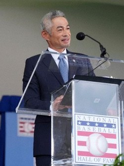 アジア人で初めて米国野球殿堂入りし、表彰式典でスピーチするイチローさん＝27日、ニューヨーク州クーパーズタウン（共同）