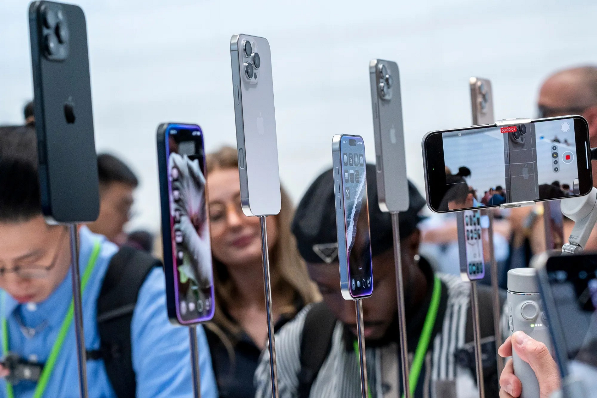 Foxconn tuyển lao động sản xuất iPhone 17: Thưởng 200 triệu nếu làm đủ 3 tháng