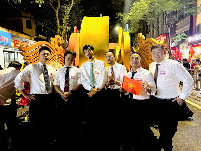 Dương Hoàng Yến diễu hành lạc vào đội thiếu nhi, dàn diễn viên 'Mưa đỏ' gây sốt