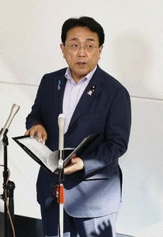 24日、米国から帰国し取材に応じる赤沢経済再生相＝羽田空港