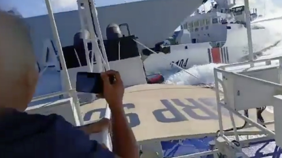 中國海警船黃岩島驅逐菲律賓補給船　意外與解放軍艦相撞｜有片