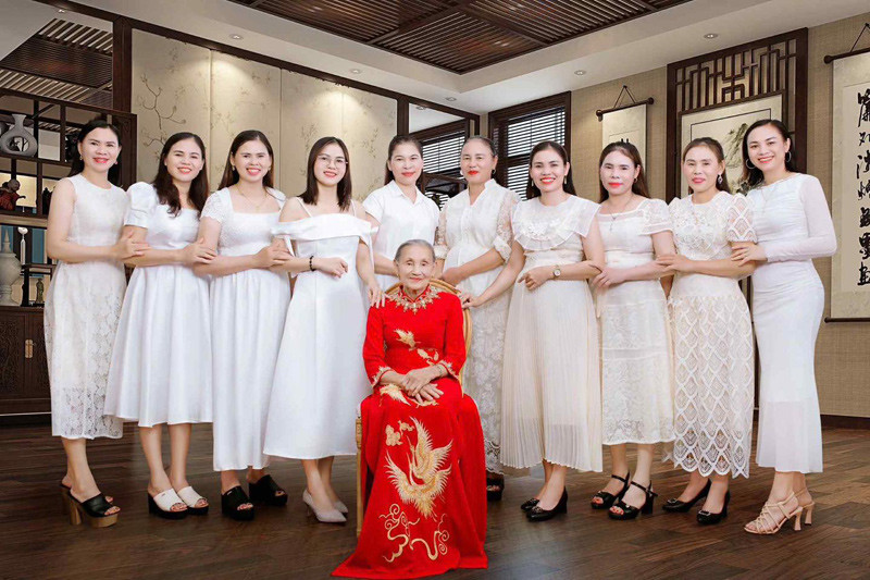 Tuổi thơ ăn cơm độn sắn, ngủ ổ rơm, 9 chị em tự hào lấy được chồng 'giá trị'