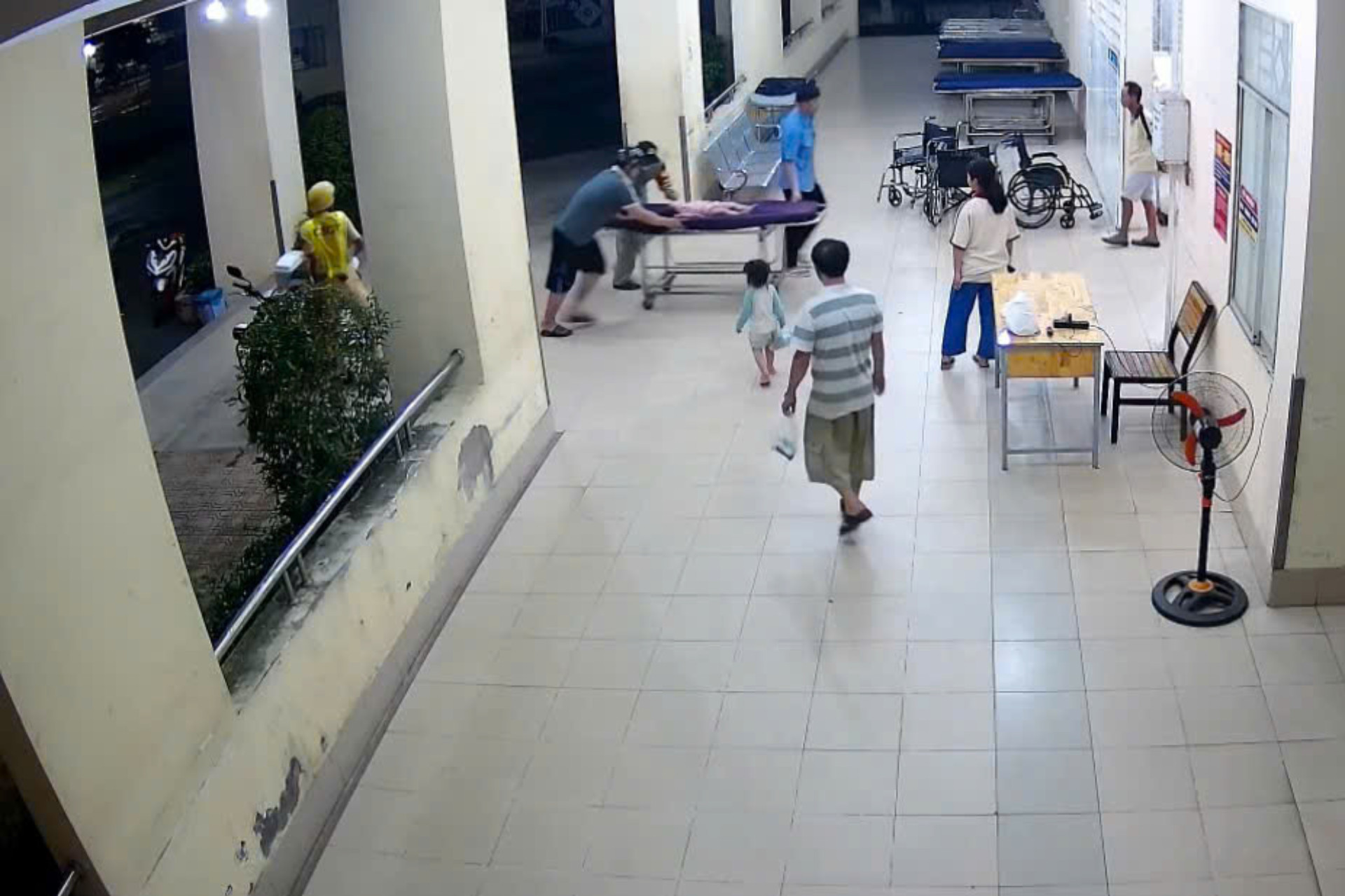 15 phút sinh tử, đại úy cảnh sát 'mở đường' cứu bé gái 1 tuổi co giật ven đường