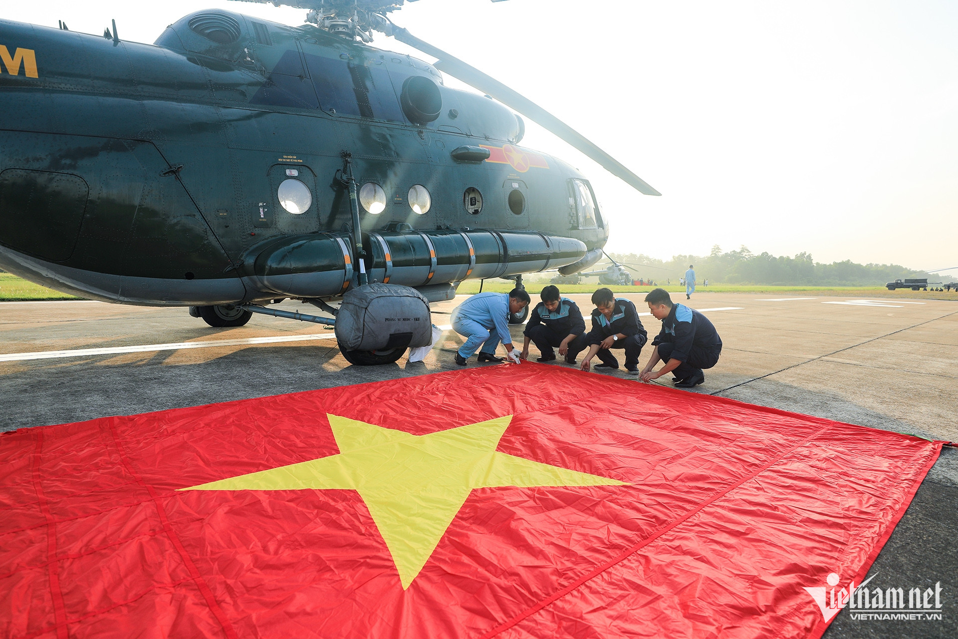 Trực thăng treo cờ tập biểu diễn chuẩn bị đại lễ Quốc khánh 2/9