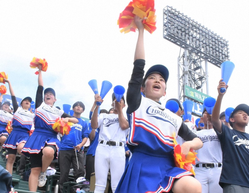 スカートの下にスパッツを着用して応援する聖隷クリストファーのチアリーダーたち＝阪神甲子園球場で2025年8月9日、長岡健太郎撮影