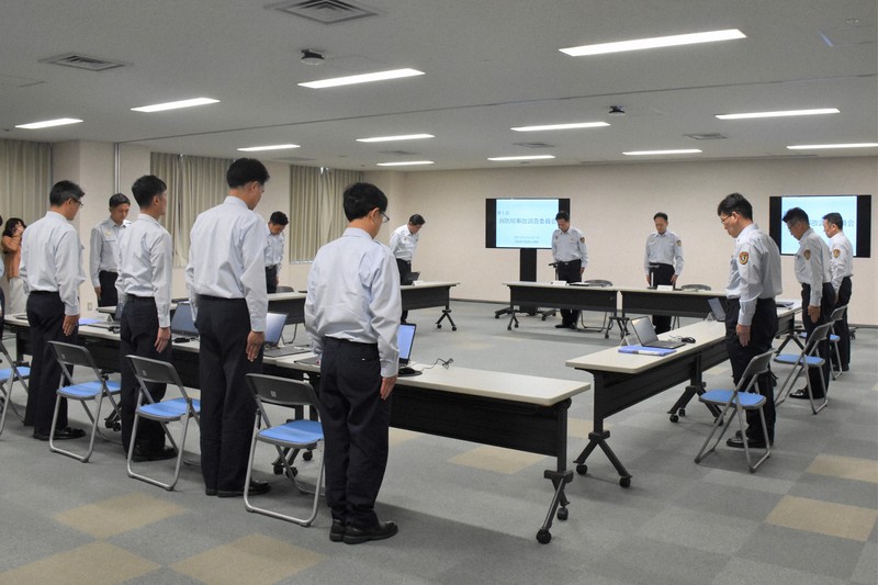 事故調査委員会の初会合で黙とうをささげる大阪市消防局の幹部ら＝大阪市西区の市消防局で2025年8月21日午前10時半、大坪菜々美撮影