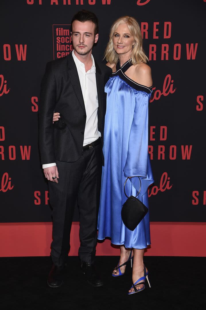 Micheál junto a su tía Joely Richardson, hermana menor de su madre