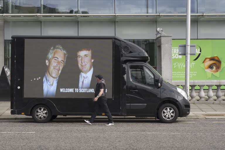 Una fotografía del presidente estadounidense Donald Trump y Jeffrey Epstein se exhibe en el lateral de una camioneta en el centro de Aberdeen, durante el viaje privado de cinco días del presidente estadounidense Donald Trump a Escocia, el lunes 28 de julio de 2025.